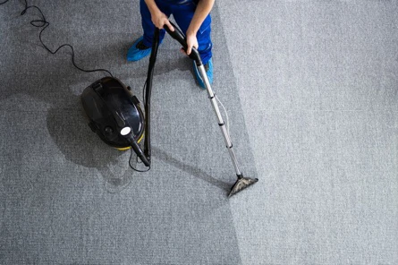 Bovenaanzicht van tapijt reinigen met een natte stofzuiger en duidelijke schoonmaakstrook